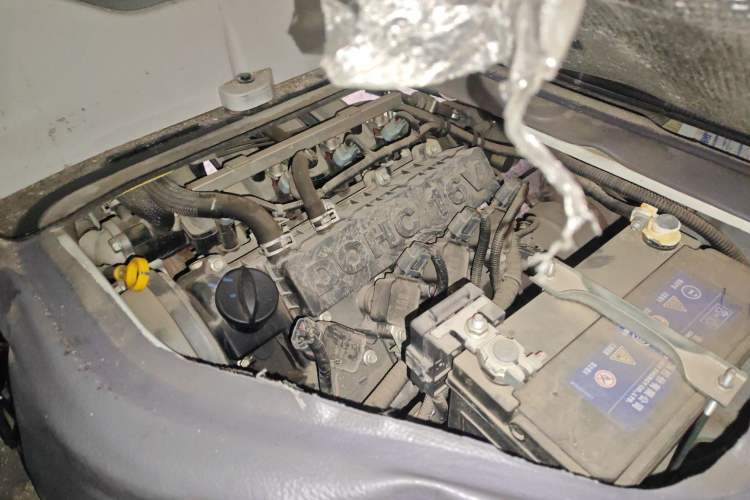 Used Jinbei New Hiace X30L 2021 1.5L Business-Grade Bus Non-Air-Conditioned Version China VI Standard SWC15M Engine Bay