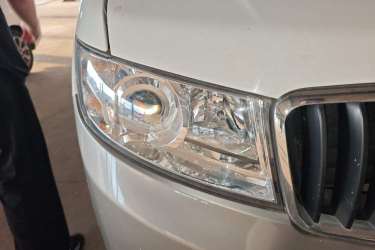 Used Jinbei New Hiace X30L 2021 1.5L Wealth Edition Bus Non-Air-Conditioned China VI Standard SWC15M Right Front Headlight