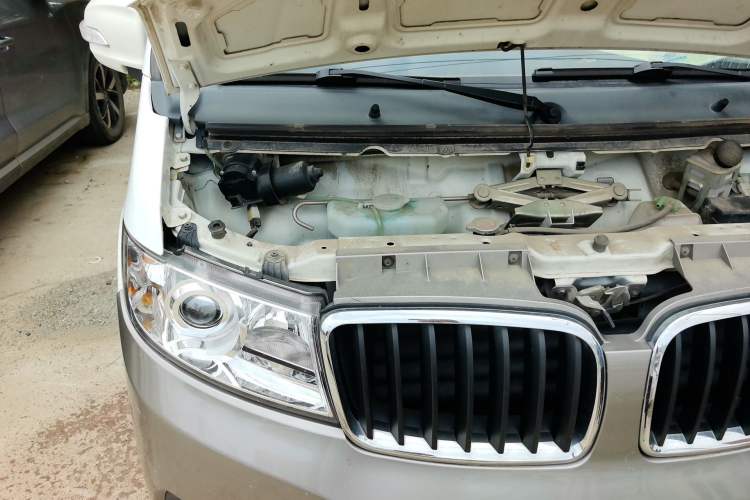 Used Jinbei New Hiace X30L 2022 1.5L Wealth Edition Air-Conditioning-Free Van China VI Standard SWC15M Engine Bay Right