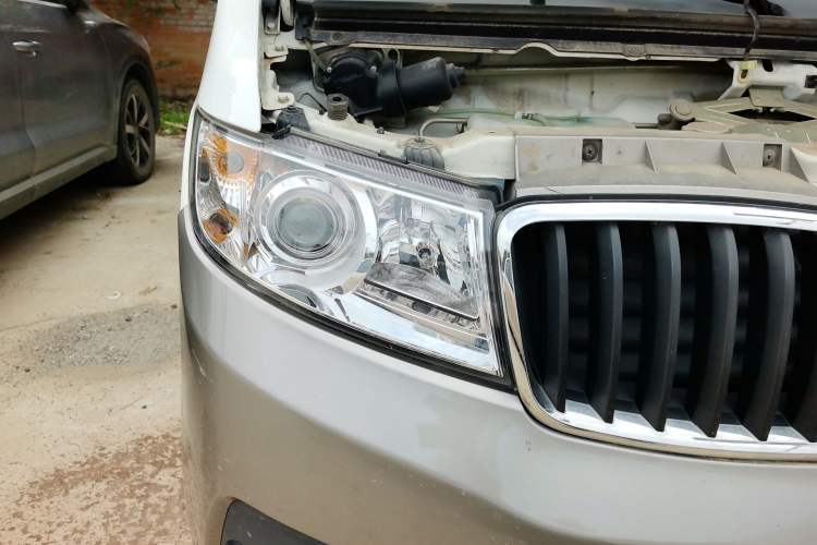 Used Jinbei New Hiace X30L 2022 1.5L Wealth Edition Air-Conditioning-Free Van China VI Standard SWC15M Right Front Headlight