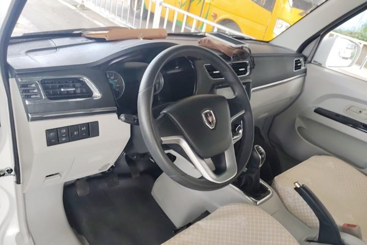 Used Jinbei New Hiace X30L 2022 1.5L Wealth Edition Air-Conditioning-Free Van China VI Standard SWC15M Center Console