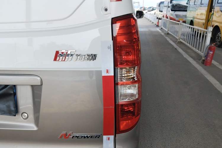 Used Jinbei New Hiace X30L 2022 1.5L Wealth Edition Air-Conditioning-Free Van China VI Standard SWC15M Exterior 3