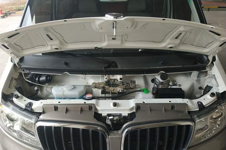 Used Jinbei New Hiace X30L 2022 1.5L Wealth Edition Air-Conditioning-Free Van China VI Standard SWC15M Engine Bay