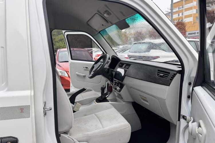 Used Jinbei New Hiace X30L 2022 1.5L Super Enjoyment Edition Air-Conditioning-Free Van China VI Standard SWC15M Interior 3