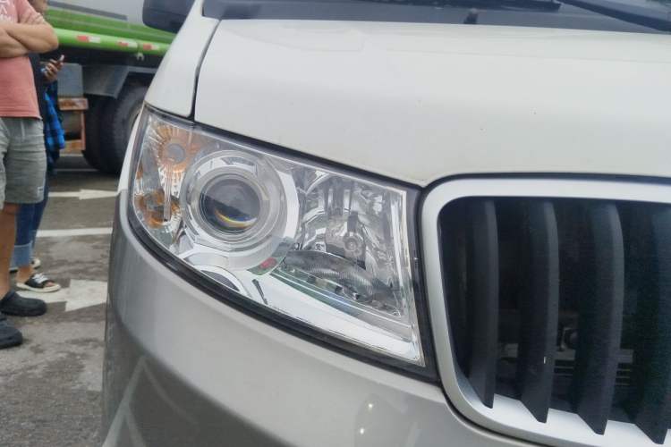 Used Jinbei New Hiace X30L 2022 1.5L Super-Comfort Edition Air-Conditioning-Free Bus China VI Standard SWC15M Right Front Headlight
