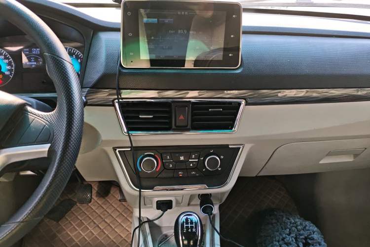 Used Jinbei New Hiace X30L 2023 1.5L Wealth Edition Passenger Van 5/6/7-Seater Central Air Conditioning Version SWC15M Audio And AC Panel