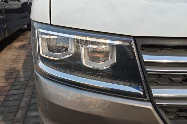 Used Jinbei New Hiace X30L 2023 1.5L Wealth Edition Passenger Van 5/6/7-Seater Central Air Conditioning Version SWC15M Right Front Headlight