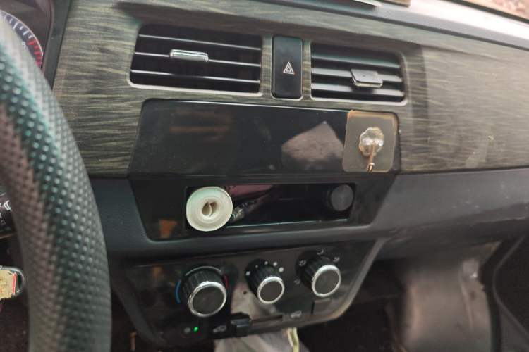 Used Jinbei New Hiace X30L 2023 1.5L Super-Enjoyment Edition Passenger Van 5/6/7-Seater Non-Air-Conditioned Version SWC15M Audio And AC Panel