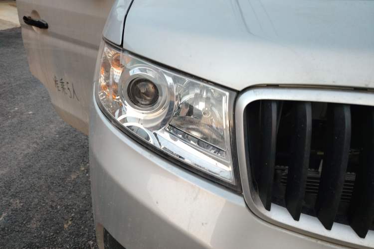 Used Jinbei New Hiace X30L 2023 1.5L Super-Enjoyment Edition Passenger Van 5/6/7-Seater Non-Air-Conditioned Version SWC15M Right Front Headlight
