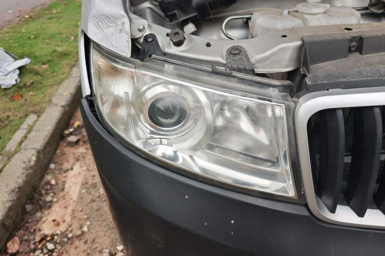 Used Jinbei New Hiace X30L 2023 1.5L Super-Enjoyment Edition Passenger Van 5/6/7-Seater Non-Air-Conditioned Version SWC15M Right Front Headlight