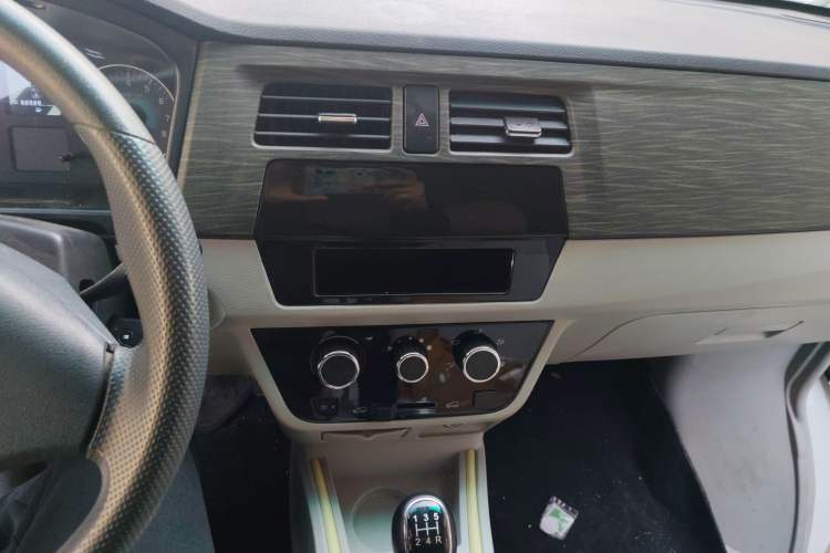 Used Jinbei New Hiace X30L 2023 1.5L Super Enjoyment Van 2/5 Seats Non-Air-Conditioned Version SWC15M Audio And AC Panel