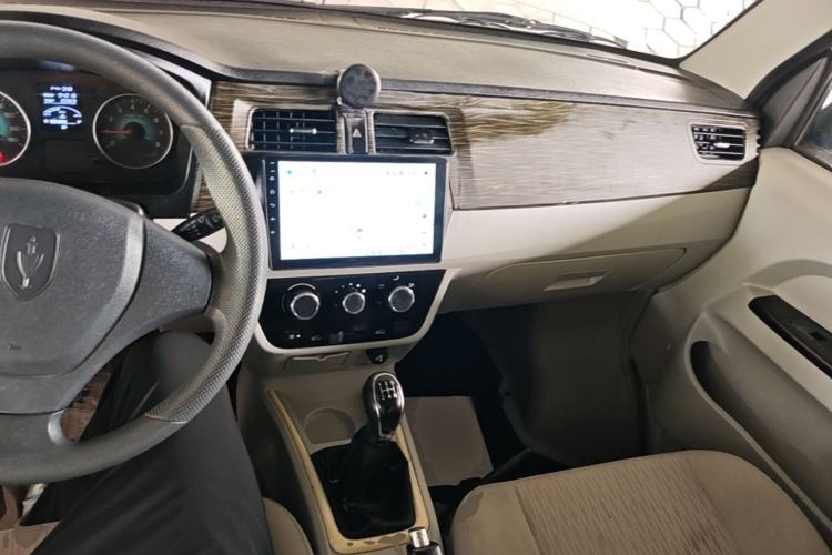 Used Jinbei New Hiace X30L 2023 1.5L Super Enjoyment Van 2/5 Seats Non-Air-Conditioned Version SWC15M Center Console