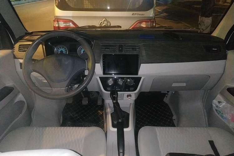 Used Jinbei New Hiace X30L 2023 1.5L Wealth Edition Passenger Vehicle 5/6/7-Seater Non-Air-Conditioned Version SWC15M Center Console