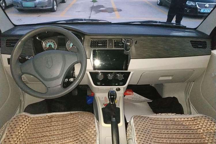 Used Jinbei New Hiace X30L 2023 1.5L Super-Enjoyment Edition Passenger Van 5/6/7-Seater Non-Air-Conditioned Version SWC15M Center Console