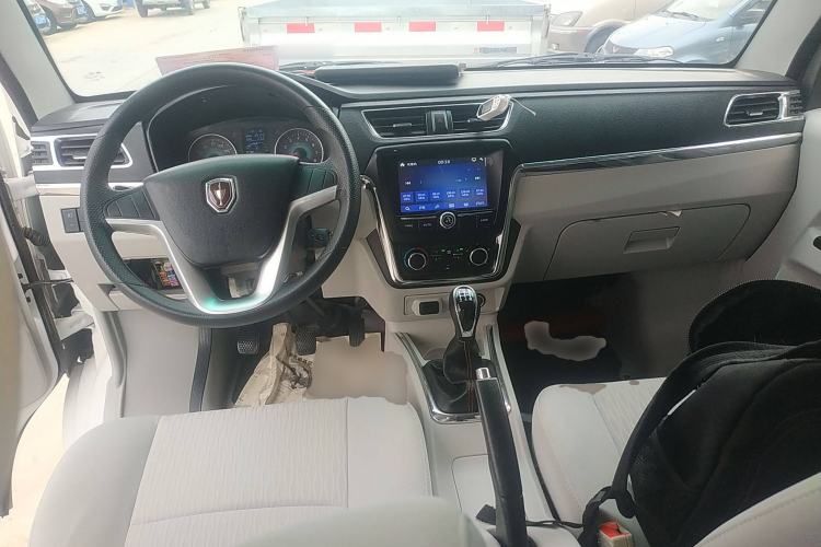 Used Jinbei New Hiace X30L 2023 1.5L Wealth Edition Van 2/5 Seats Non-Air-Conditioned Version SWC15M Center Console