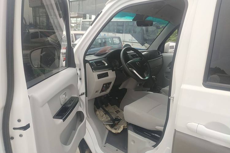 Used Jinbei New Hiace X30L 2023 1.5L Wealth Edition Van 2/5 Seats Non-Air-Conditioned Version SWC15M Driver Seat