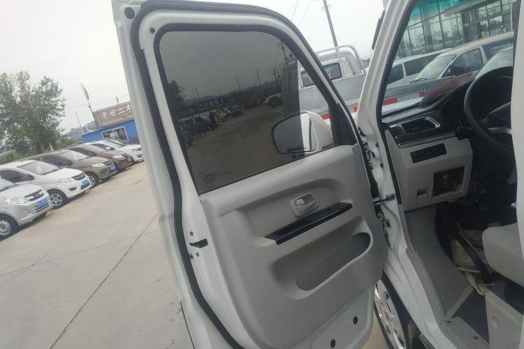 Used Jinbei New Hiace X30L 2023 1.5L Wealth Edition Van 2/5 Seats Non-Air-Conditioned Version SWC15M Left Front Door Interior