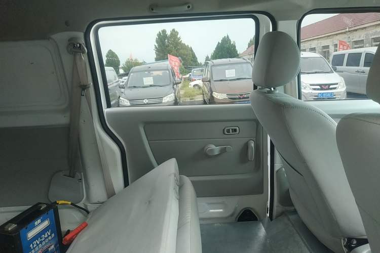 Used Jinbei New Hiace X30L 2023 1.5L Wealth Edition Van 2/5 Seats Non-Air-Conditioned Version SWC15M Left Rear Door Interior