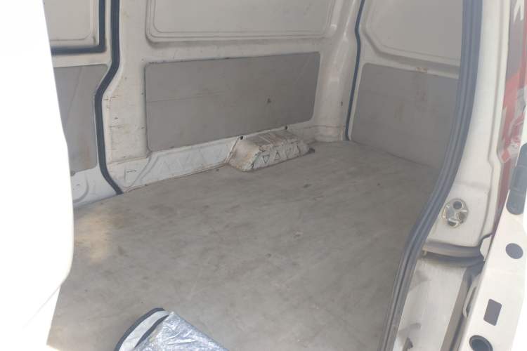 Used Jinbei New Hiace X30L 2023 1.5L Wealth Edition Van 2/5 Seats Non-Air-Conditioned Version SWC15M Left Rear Seat