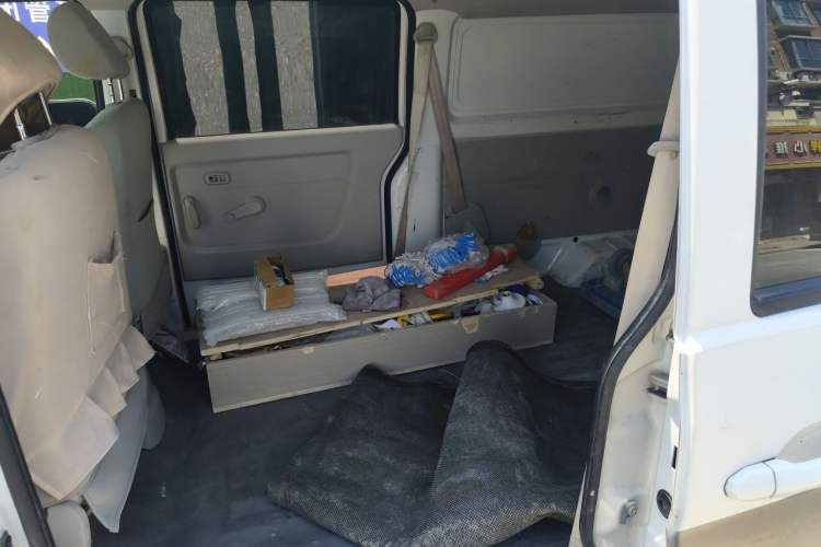 Used Jinbei New Hiace X30L 2023 1.5L Wealth Edition Van 2/5-Seater Air-Conditioned Model SWC15M Left Rear Seat