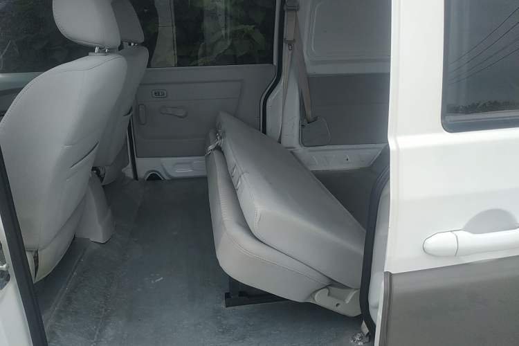 Used Jinbei New Hiace X30L 2023 1.5L Wealth Edition Van 2/5 Seats Non-Air-Conditioned Version SWC15M Left Rear Seat