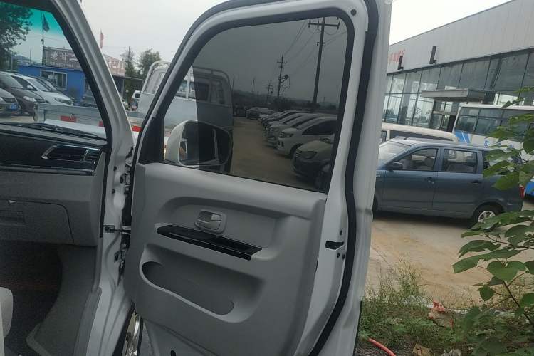 Used Jinbei New Hiace X30L 2023 1.5L Wealth Edition Van 2/5 Seats Non-Air-Conditioned Version SWC15M Right Front Door Interior
