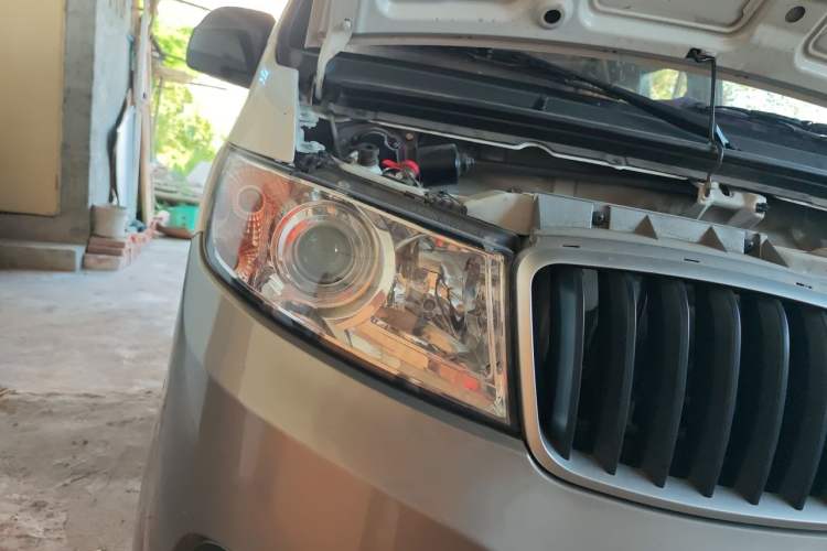 Used Jinbei New Hiace X30L 2023 1.5L Wealth Edition Passenger Van 5/6/7-Seater Central Air Conditioning Version SWC15M Right Front Headlight
