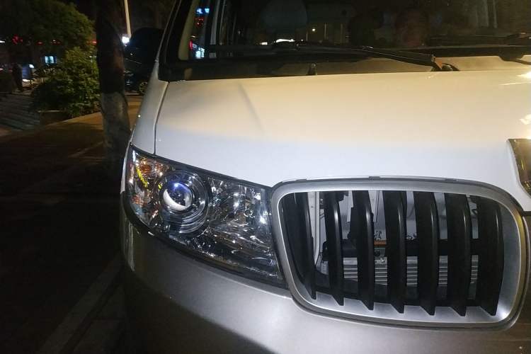Used Jinbei New Hiace X30L 2023 1.5L Wealth Edition Passenger Vehicle 5/6/7-Seater Non-Air-Conditioned Version SWC15M Right Front Headlight