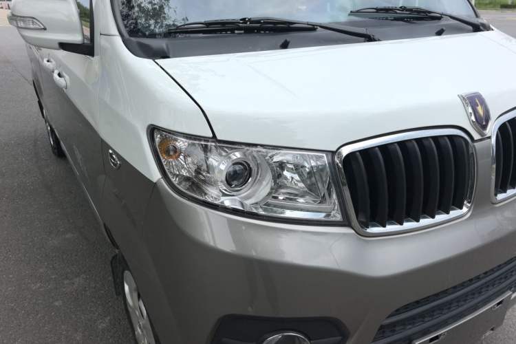 Used Jinbei New Hiace X30L 2023 1.5L Wealth Edition Passenger Van 5/6/7-Seater Central Air Conditioning Version SWC15M Right Front Headlight