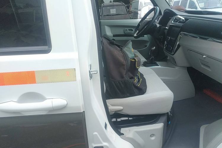 Used Jinbei New Hiace X30L 2023 1.5L Wealth Edition Van 2/5 Seats Non-Air-Conditioned Version SWC15M Right Front Seat