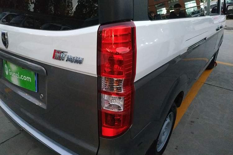 Used Jinbei New Hiace X30L 2023 1.5L Super-Enjoyment Edition Passenger Van 5/6/7-Seater Non-Air-Conditioned Version SWC15M Right Rear Taillight