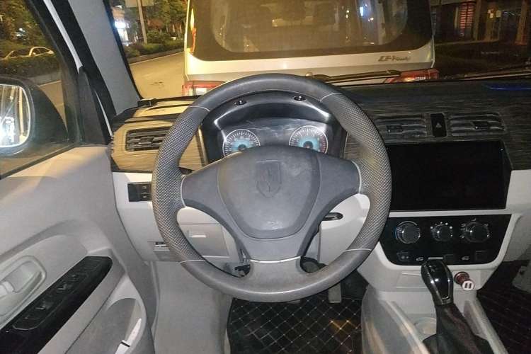 Used Jinbei New Hiace X30L 2023 1.5L Wealth Edition Passenger Vehicle 5/6/7-Seater Non-Air-Conditioned Version SWC15M Steering Wheel