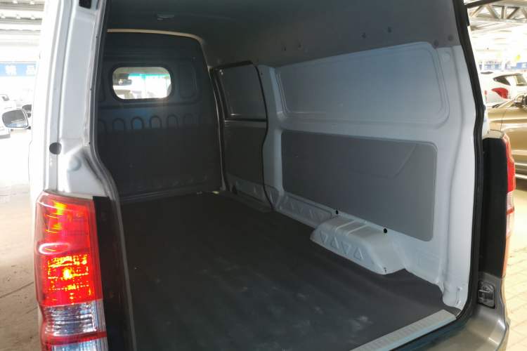 Used Jinbei New Hiace X30L 2023 1.5L Wealth Edition Van 2/5 Seats Non-Air-Conditioned Version SWC15M Trunk