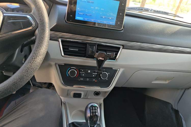 Used Jinbei New Hiace X30L 2024 Wealth Edition Van 2/5 Seats Audio And AC Panel