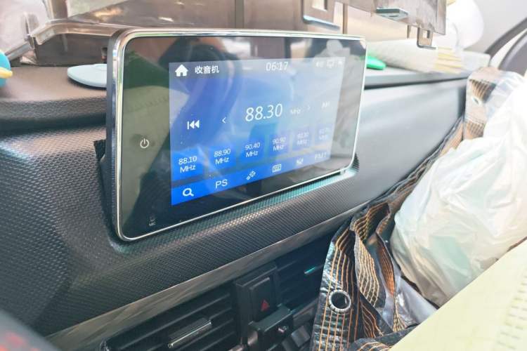 Used Jinbei New Hiace X30L 2024 Wealth Edition Passenger Vehicle 5/6/7 Seater Audio And AC Panel