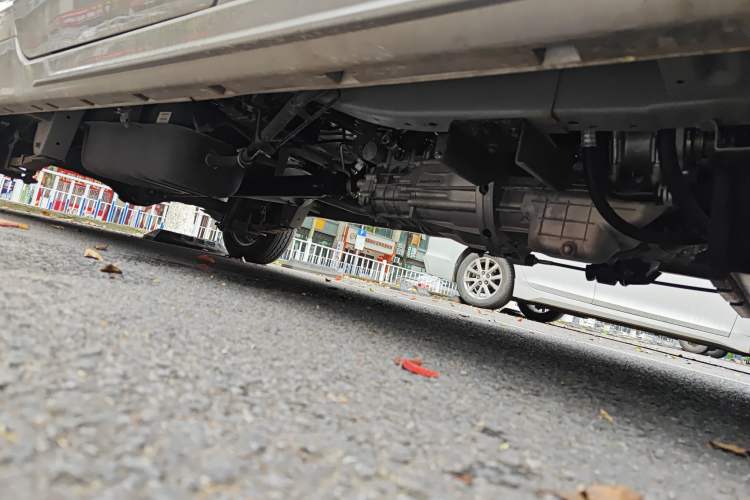 Used Jinbei New Hiace X30L 2024 Champion Edition Passenger Vehicle 5/6/7 Seats Chassis Front Right