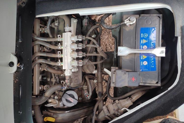 Used Jinbei New Hiace X30L 2024 Wealth Edition Passenger Van 5/6/7 Seater Front-Mounted Air Conditioning Engine Bay