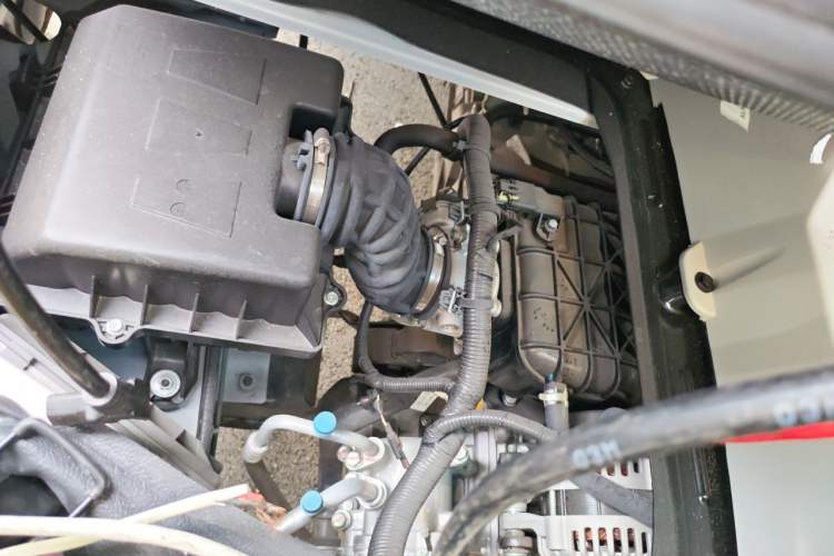 Used Jinbei New Hiace X30L 2024 Wealth Edition Passenger Vehicle 5/6/7 Seater Engine Bay Right