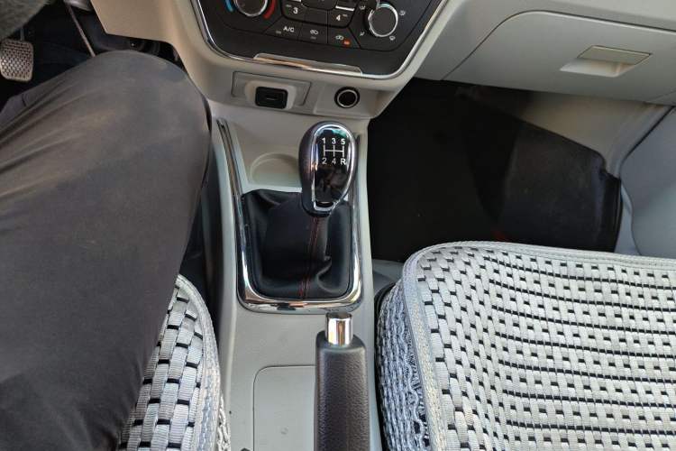 Used Jinbei New Hiace X30L 2024 Wealth Edition Van 2/5 Seats Gear Lever