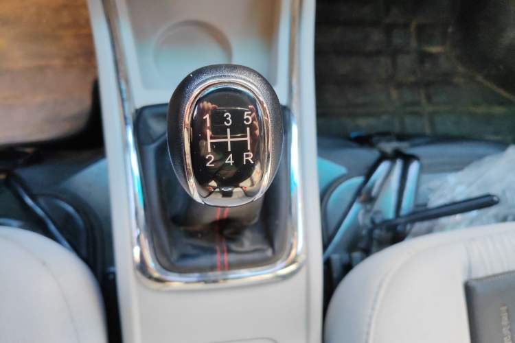 Used Jinbei New Hiace X30L 2024 Wealth Edition Passenger Vehicle 5/6/7 Seater Gear Lever
