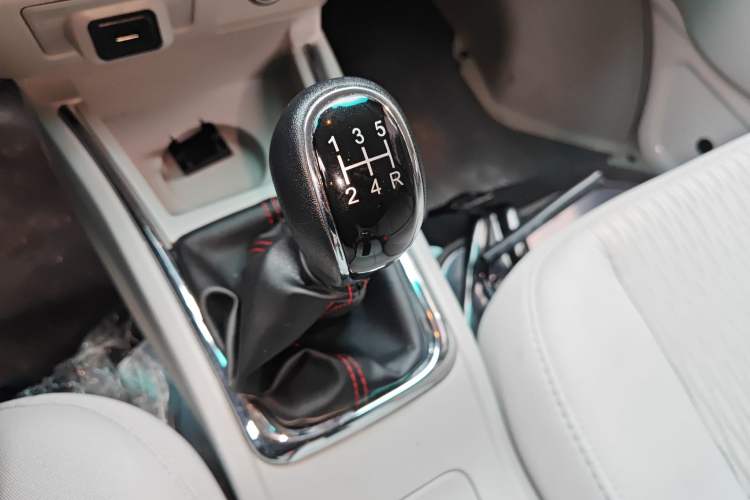 Used Jinbei New Hiace X30L 2024 Champion Edition Passenger Vehicle 5/6/7 Seats Gear Lever