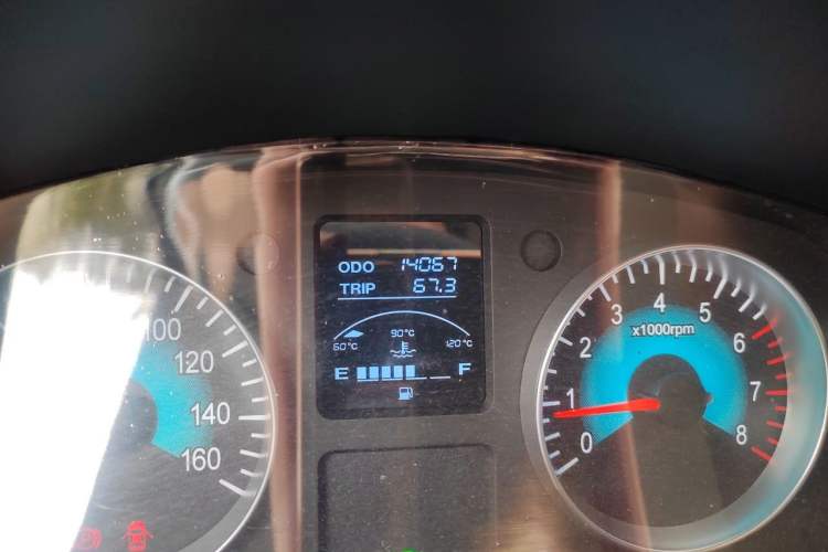 Used Jinbei New Hiace X30L 2024 Wealth Edition Passenger Van 5/6/7 Seater Front-Mounted Air Conditioning Odometer Close Up
