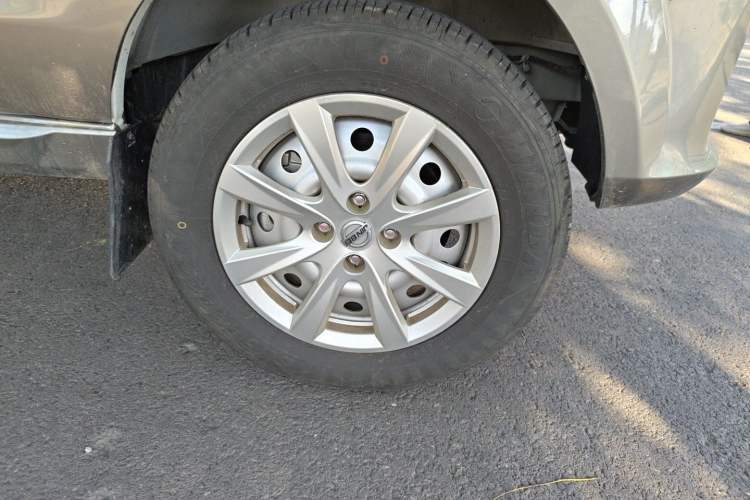 Used Jinbei New Hiace X30L 2024 Wealth Edition Van 2/5 Seats Right Front Wheel Hub