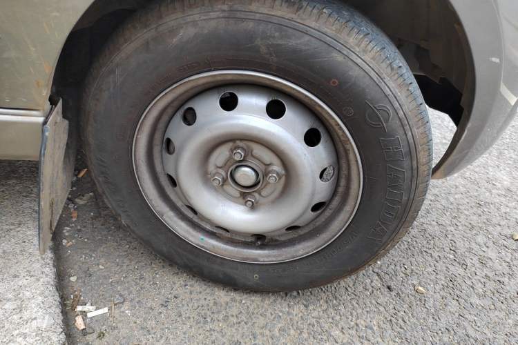 Used Jinbei New Hiace X30L 2024 Wealth Edition Passenger Van 5/6/7 Seater Front-Mounted Air Conditioning Right Front Wheel Hub