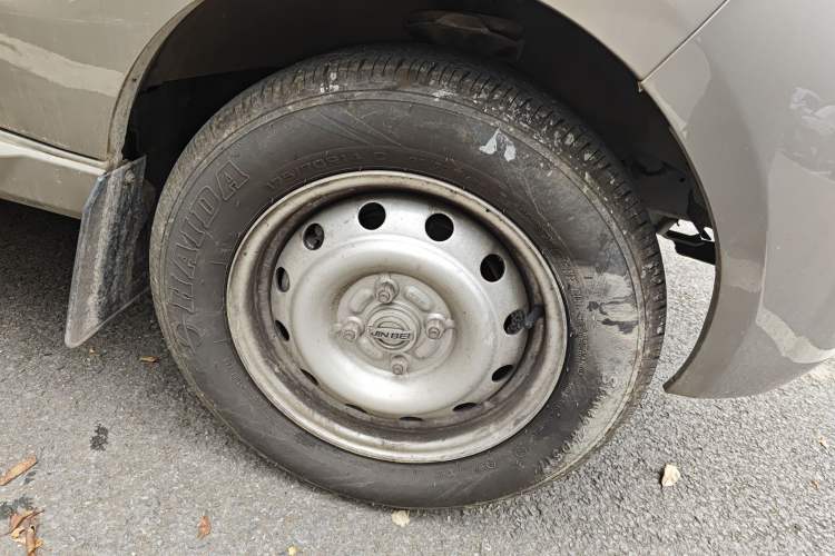 Used Jinbei New Hiace X30L 2024 Champion Edition Passenger Vehicle 5/6/7 Seats Right Front Wheel Hub