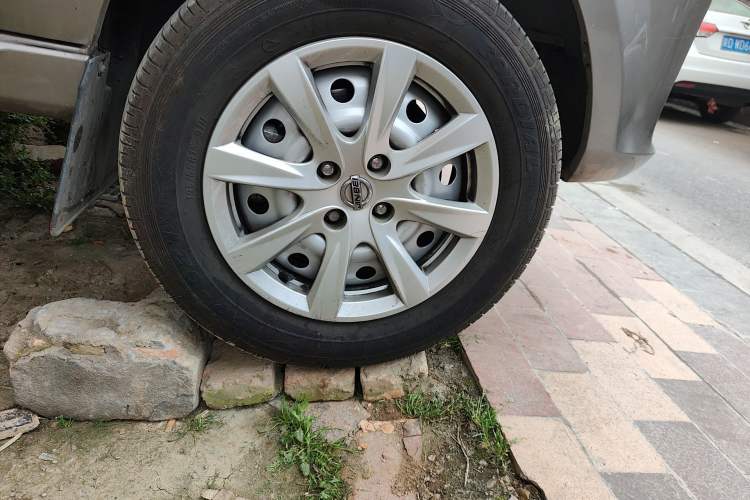 Used Jinbei New Hiace X30L 2024 Wealth Edition Passenger Vehicle 5/6/7 Seater Right Front Wheel Hub