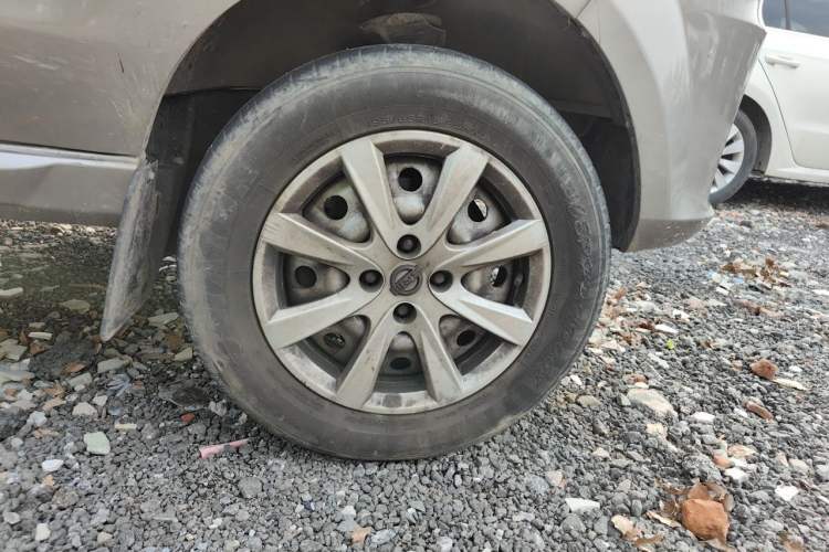 Used Jinbei New Hiace X30L 2024 Champion Edition Coach 5/6/7-Seater with Central Air Conditioning Right Front Wheel Hub