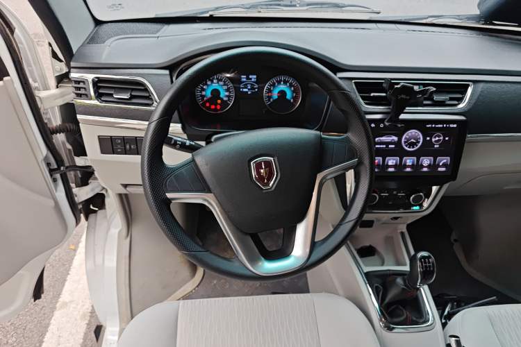 Used Jinbei New Hiace X30L 2024 Champion Edition Passenger Vehicle 5/6/7 Seats Steering Wheel