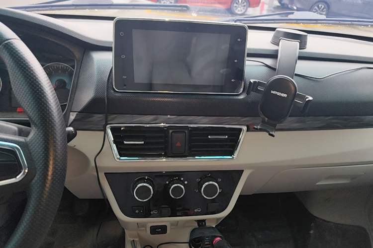 Used Jinbei New Hiace X30L 2024 Wealth Edition Passenger Van 5/6/7 Seater Front-Mounted Air Conditioning Audio And AC Panel