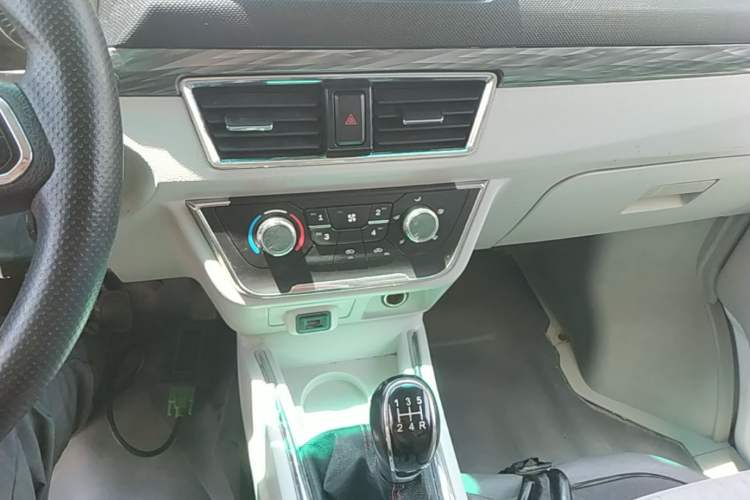 Used Jinbei New Hiace X30L 2024 Wealth Edition Van 2/5 Seats Front-Mounted Air Conditioning Audio And AC Panel